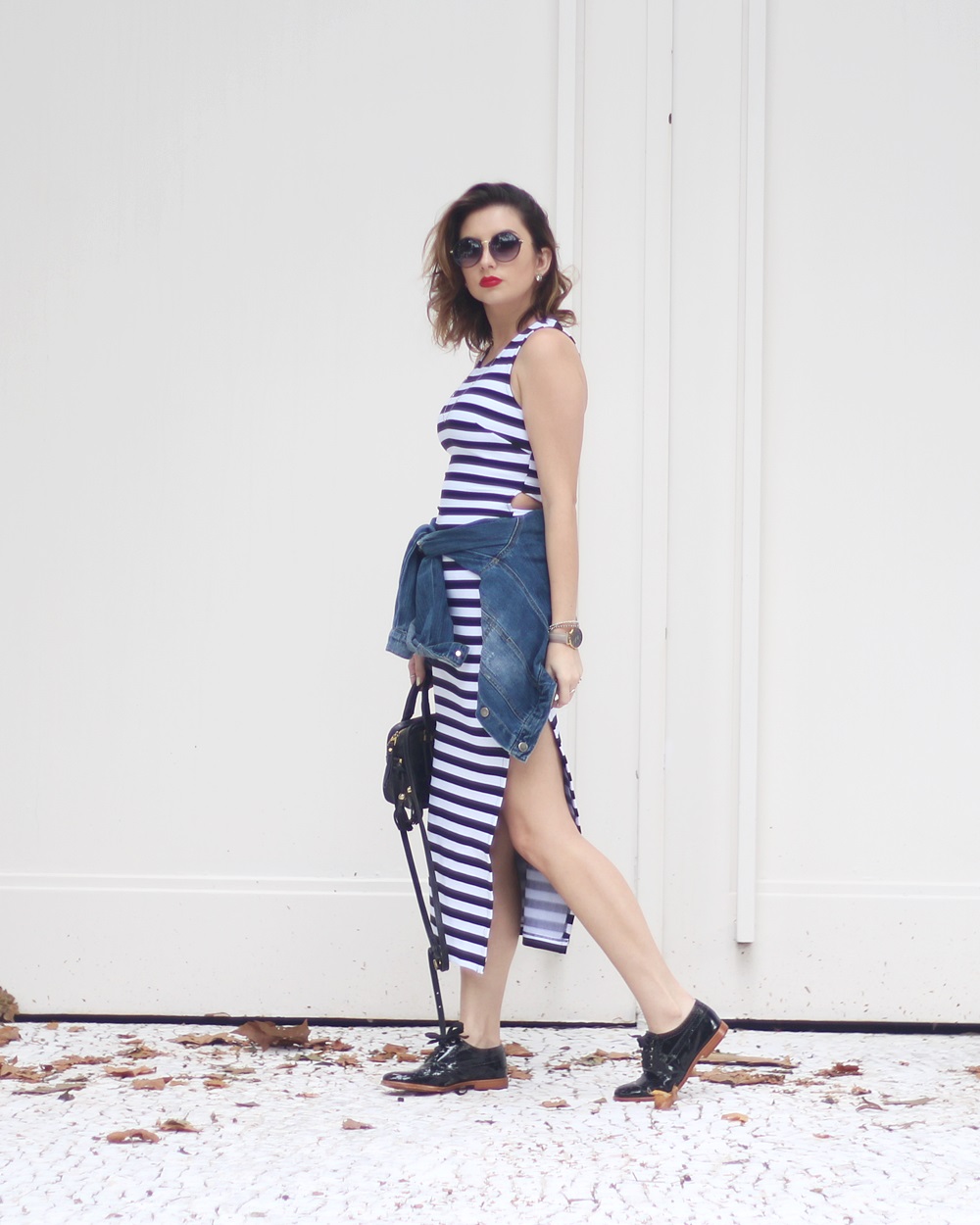 vestido justo com jaqueta jeans