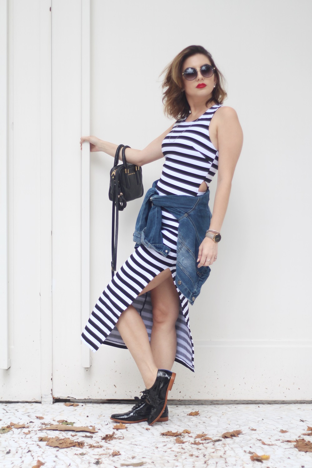vestido justo com jaqueta jeans