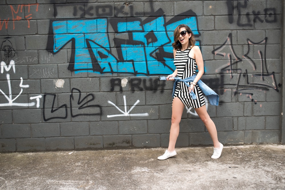 vestido jeans justo com tenis